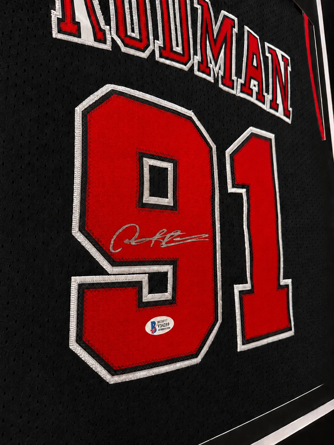 beckett authenticatielabel op een gesigneerd dennis rodman jersey